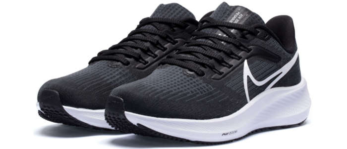 Par do tênis Nike Air Zoom Pegasus 39 na cor preto e branco