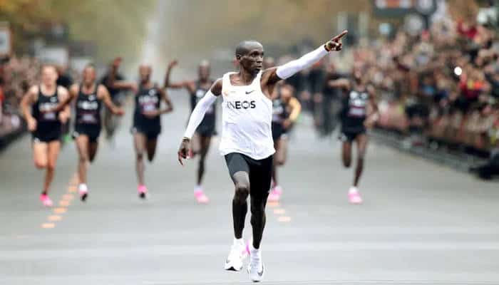 Maratonista de elite Eliud Kipchoge correndo maratona com Nike Alphafly Next%.