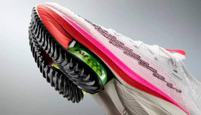 Detalhes do tênis Nike Alphafly com duas unidades Air Zoom na parte frontal e cabedal atomknit.
