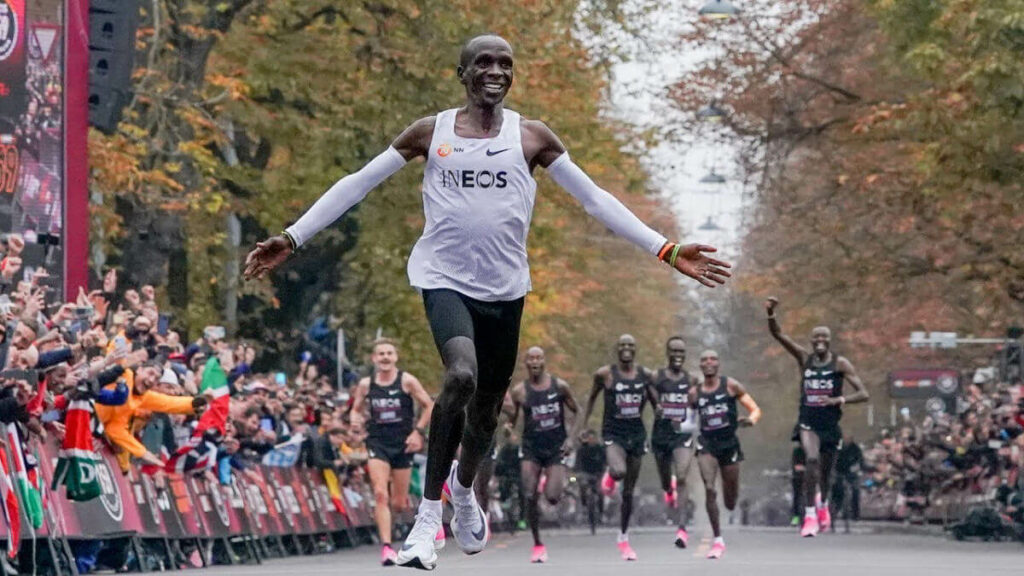 Queniano Eliud Kipchoge terminando uma de suas maratonas