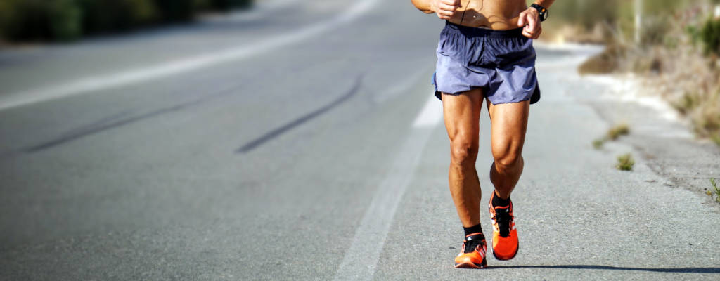 atleta correndo na rua