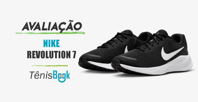 Tênis preto à direita com escritas de Avaliação Nike Revolution 7 à esquerda